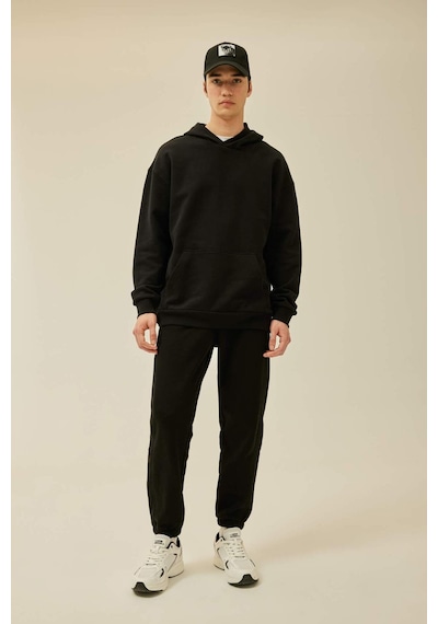 DeFacto Comfort Regular Fit Rahat Kalıp Kapüşonlu Kanguru Cepli Basic Düz Sweatshirt B4446AX24SPBK81