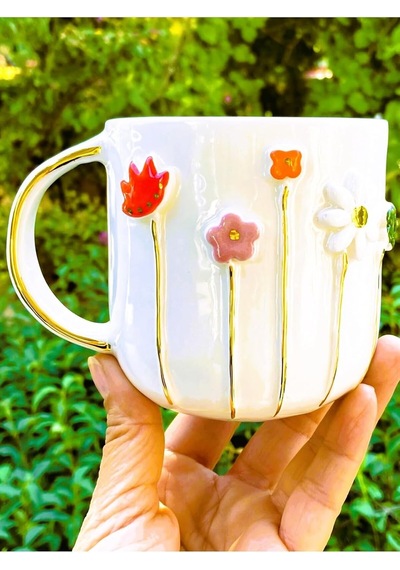 24 Ayar Altın Detaylı Ilkbahar Çiçek Kabartmalı 450 Ml El Yapımı Mug Spring Flower Beyaz - Çok Renkli