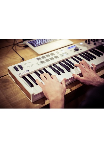 Arturia Keylab Essential 61 Mk3 Müzik Prodüksiyonu İçin Mıdı Kontrolcü, Kapsamlı Yazılım Paketi, 61-tuş, 9 Encoder, 9 Fader, 1 Modülasyon Tekerleği, 1 Pitch Bend Tekerleği, 8 Pad - Beyaz