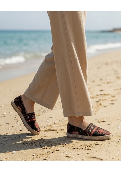 Futsishoes Camellıa Siyah Kilim Desenli Hasır Taban Nakış Detaylı Hakiki Deri Kadın Etnik Desen Espadril Ayakkabı Futsishoes Camellıa Siyah Kilim Desenli Hasır Taban Nakış Detaylı Hakiki Deri Kadın Etnik Desen Espadril Ayakkabı