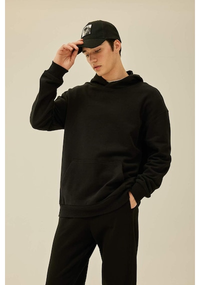 DeFacto Comfort Regular Fit Rahat Kalıp Kapüşonlu Kanguru Cepli Basic Düz Sweatshirt B4446AX24SPBK81