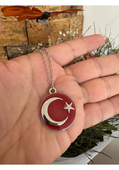 Kırmızı Zeminli Ay Yıldız Yuvarlak Kolye Unisex Gümüş Renk Metal Takı Çok renkli