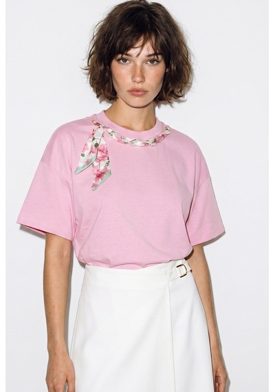 Kadın Fular Ve İnci Detaylı Bisiklet Yaka Oversize Basic T-shirt 360096 60286358 - Pembe Kadın Fular Ve İnci Detaylı Bisiklet Yaka Oversize Basic T-shirt 360096 60286358 - Pembe