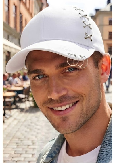 Tezzgelsin Erkek Piercing Halkalı Çapraz Metal Detaylı Özel Tasarım Baseball Cap Streetwear Şapka Beyaz