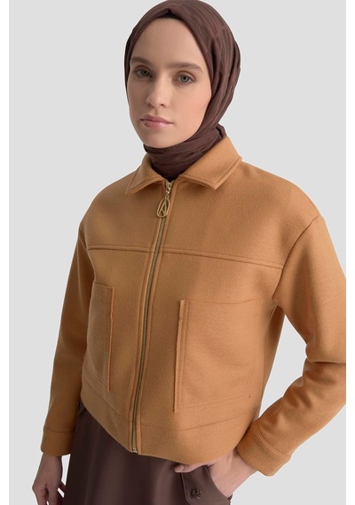 Armine Trend Boydan Fermuarlı Cep Detaylı Kısa Ceket Camel 25kt517