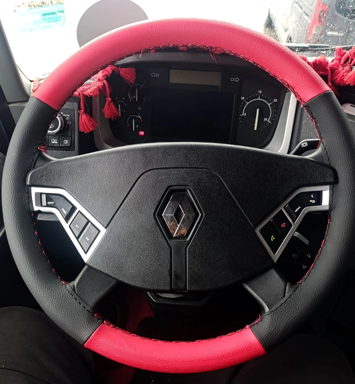 Dikişli Direksiyon Kılıfı Siyah Deri Kırmızı Deri Siyah Dikişli Renault Tır Kamyon Fotodaki Karışık