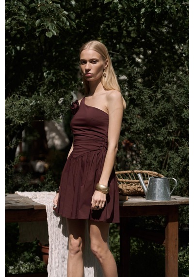 Mai Collection Mai Studios Co. Lissa Tek Omuz Gül Detay Bordo Mini Elbise Bordo