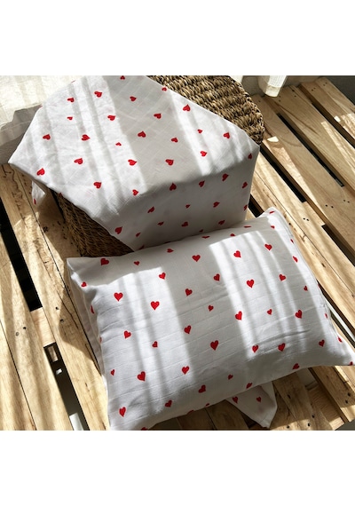 %100 Pamuklu İki Katlı Kırmızı Kalp Desenli Müslin Örtü 100x110 Ve Müslin Yastık Kılıfı 35x45