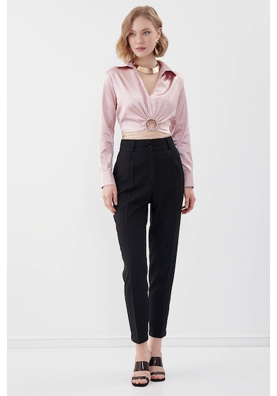 Vitrin Bel Kısmı Detaylı Crop Saten Bluz Pudra