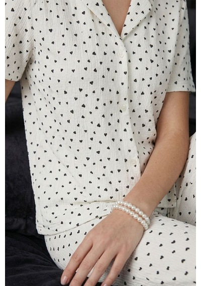 Kar Beyaz Kalp Detaylı Bürümçük Kumaş Kısa Kollu Pijama Takımı 6066