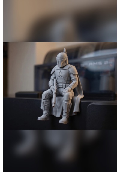 Zeroxo Oturan Zırhlı Uzay Savaşçısı Figürü 12x8 Cm Miğferli Asker Biblo