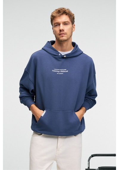 Grimelange CLAY Erkek %100 Pamuk Kapüşonlu Çıtçıtlı Baskılı Cebi Süs Etiketli İndigo Sweatshirt Grimelange CLAY Erkek %100 Pamuk Kapüşonlu Çıtçıtlı Baskılı Cebi Süs Etiketli İndigo Sweatshirt