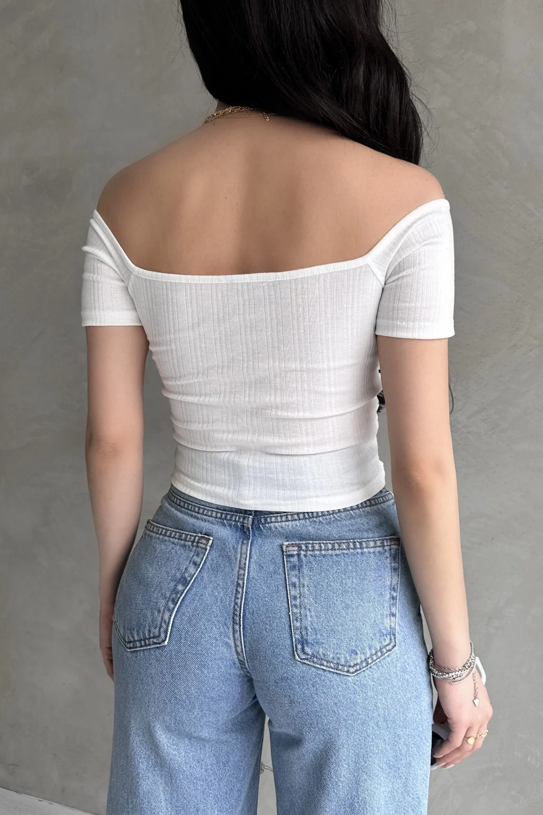 Nido Kayık Yaka Gül Detaylı Crop Bluz Beyaz