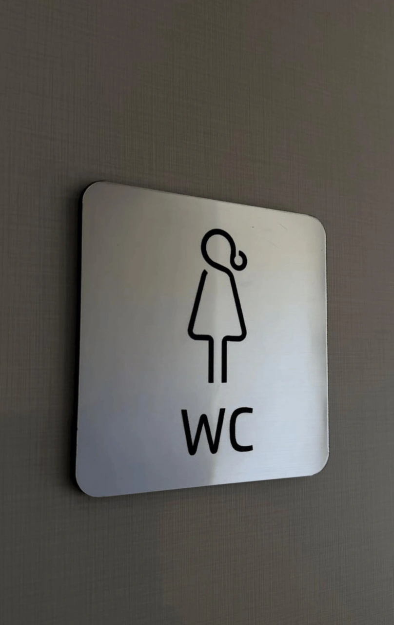 Metal Görünümlü Fırça Desenli Wc Yönlendirme Levhası Seti Kendinden Yapışkanlı