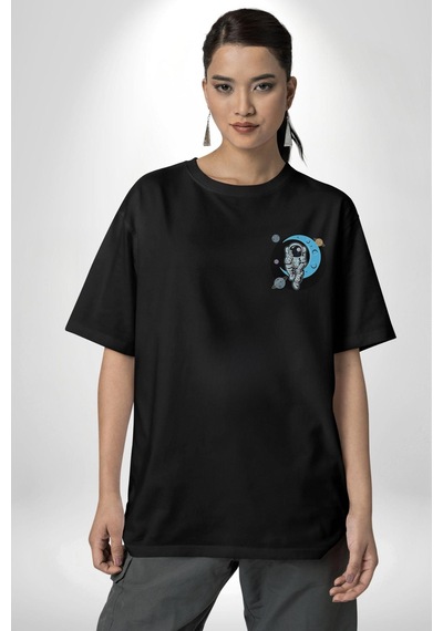 Astronot Uzayda Sıkılmış Siyah Oversize Unisex Ön Sol Yan Minimal Baskılı Tişört Koyu Siyah