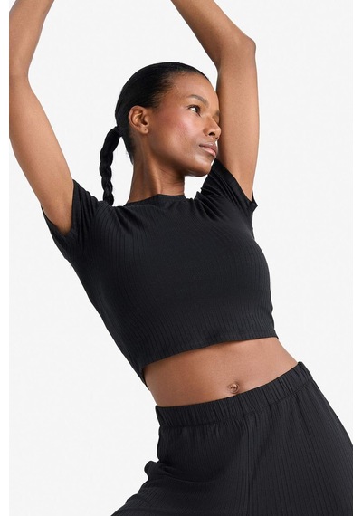 DeFactoFit Cropped Fit Bisiklet Yaka Sporcu Kısa Kollu Tişört E2536AX25SMBK81