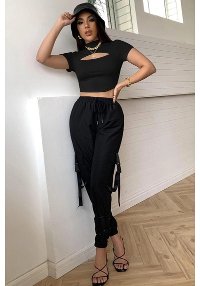 Angbutik Kadın Siyah Göğüs Dekolteli Yarım Kollu Cut Out Crop Top Bluz