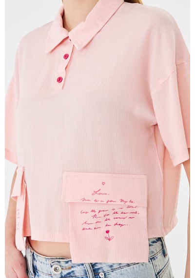 Sortie Collection Polo Yaka Yazı Baskılı Cep Detaylı Crop Bluz Pudra