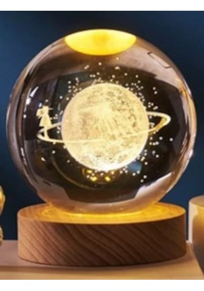 Dekoratif Satürn Kız Tasarımlı Ahşap Altlıklı Işıklı Cam Küre Büyük Boy Cam:8cm Ahşap:2cm