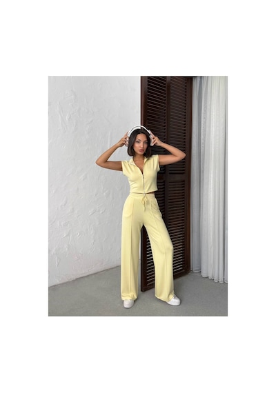 Meecy Kadın Polo Yaka Fermuarlı Crop Yelek Ve Geniş Paça Çimalı Pantolon İkili Takım Sarı Sarı Meecy Kadın Polo Yaka Fermuarlı Crop Yelek Ve Geniş Paça Çimalı Pantolon İkili Takım Sarı Sarı