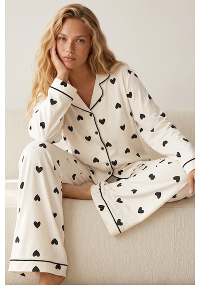 Siyah İnci Düğmeli Biyeli Oversize Pamuklu Örme Pijama Takım 8071 Beyaz Siyah Kalp Siyah İnci Düğmeli Biyeli Oversize Pamuklu Örme Pijama Takım 8071 Beyaz Siyah Kalp