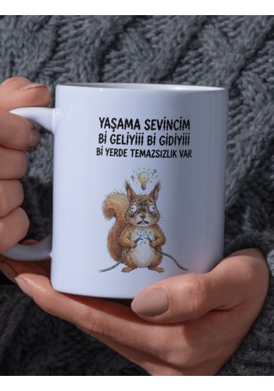 "yaşama Sevincim Bi Geliyiii Bi Gidiyiii Bi Yerde Temassızlık Var" Yazılı Şaşkın Sincap Tasarımlı Kupa