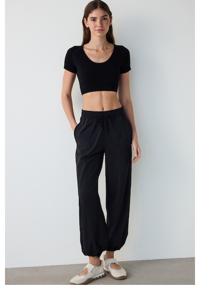 Penti Siyah Dikişsiz Slim Fit Kısa Kollu Crop Spor Üst