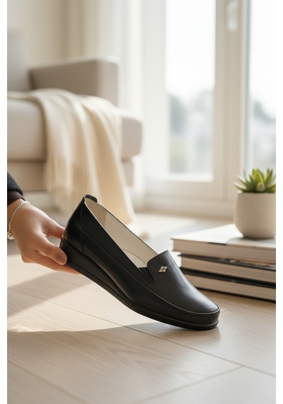 Enoch Minimalist Metal Amblem Detaylı Ortopedik Dolgu Taban Comfort Babet Sıyah