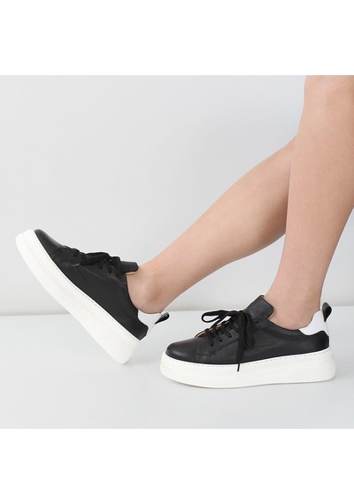 Kadın Siyah Bağcıklı Kalın Tabanlı Deri Sneaker