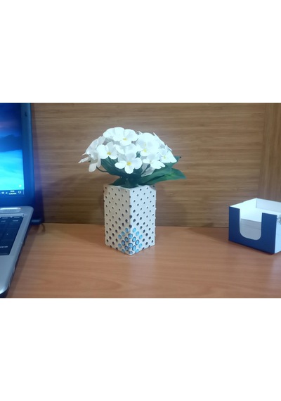 Vazoda Beyaz Yapay Çiçek Dekoratif Puanlı Poliresin Vazo Dahil 6 x 6 x 15 CM