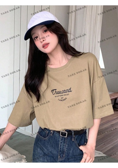 Flood Of Style Unisex Bay Yazılı Baskılı Düşük Omuzlu T-shirt Kod-1386 Kahverengi