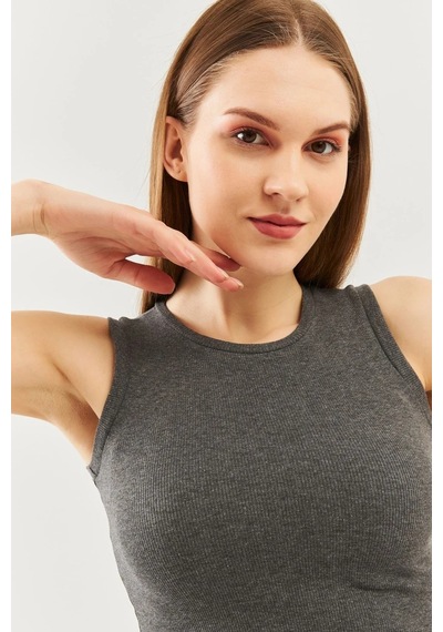 Butikgiz Kadın Sıfır Kol Bisiklet Yaka Vücuda Oturan %100 Pamuklu Kaşkorse Esnek Crop Bluz Füme