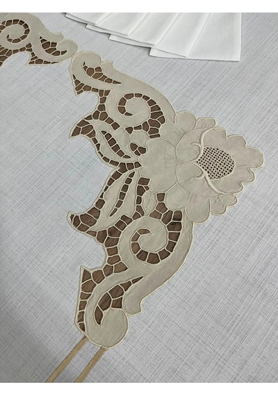Beyaz İşli Masa Örtüsü Açık Krem