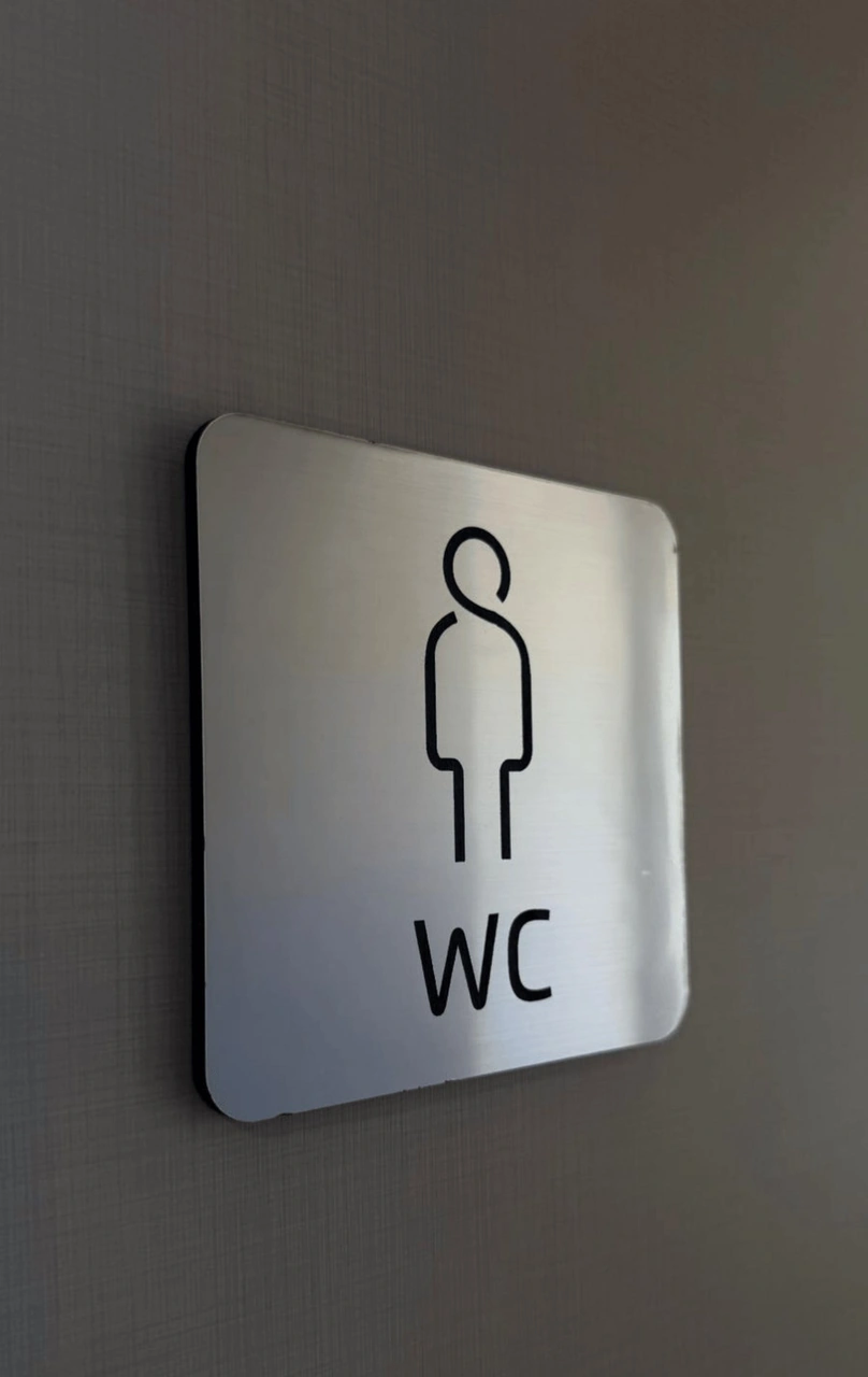 Metal Görünümlü Fırça Desenli Wc Yönlendirme Levhası Seti Kendinden Yapışkanlı