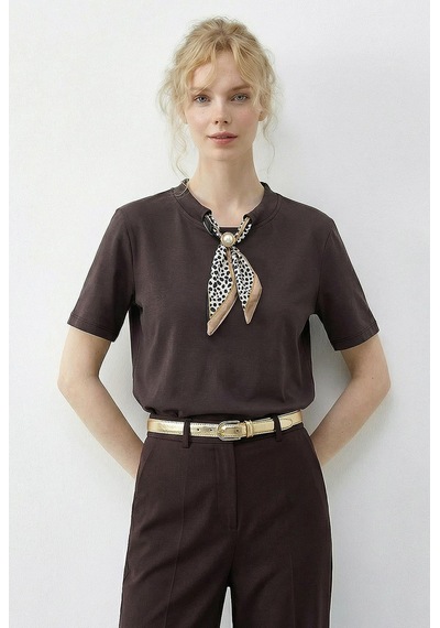 Shade Kadın Tokalı Fular Detaylı Basic T-shirt 7601 60283978 - Kakao Çok Renkli
