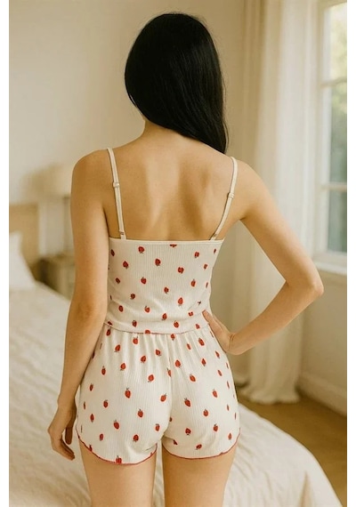 E-bulurum Kadın Beyaz Üstüne Çilek Desenli Askılı Şortlu Pijama Takımı