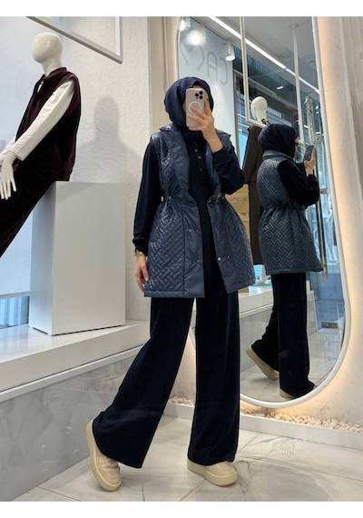 Esra Butik78 Kapitone Şişme Yelekli Tesettür 3 Lü Takım Spor Şık Modern Kombin Yelek + Sweatshirt + Pantolon Lacivert Esra Butik78 Kapitone Şişme Yelekli Tesettür 3 Lü Takım Spor Şık Modern Kombin Yelek + Sweatshirt + Pantolon Lacivert