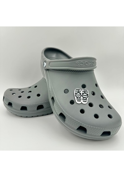 Crocs Terlik Süsü Ve Aksesuarı , Çanta Süsü Jibbitz Parmak Arası Terlik 02 Görsel Logo Aksesuar Gri-açık Gri-beyaz