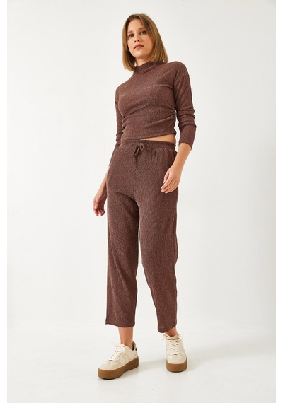 Shade Kadın Crop Bluz Ve Beli Lastikli Pantolonlu Alt Üst Takım 60261363 - Kahverengi Shade Kadın Crop Bluz Ve Beli Lastikli Pantolonlu Alt Üst Takım 60261363 - Kahverengi