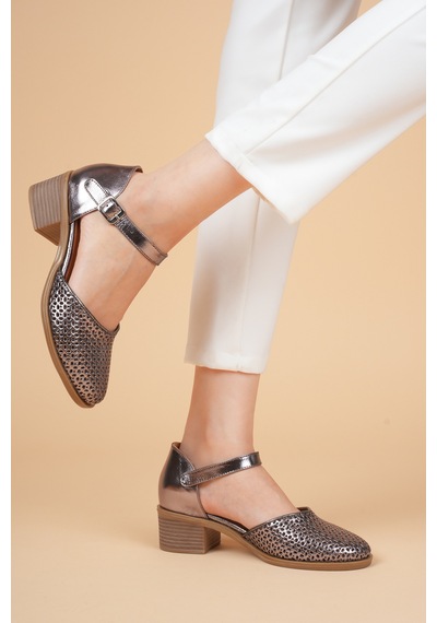 Analin Shoes Kadın Hakiki Deri Burnu Kapalı Delikli Sandalet Platin