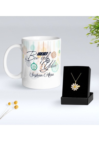 Bk Gift Kişiye Özel İsimli Yılbaşı Tasarımlı Beyaz Kupa Bardak Ve Papatya Kolye Hediye Seti- 4, Sevgiliye Hediye, Yeni Yıl Hediyeleri
