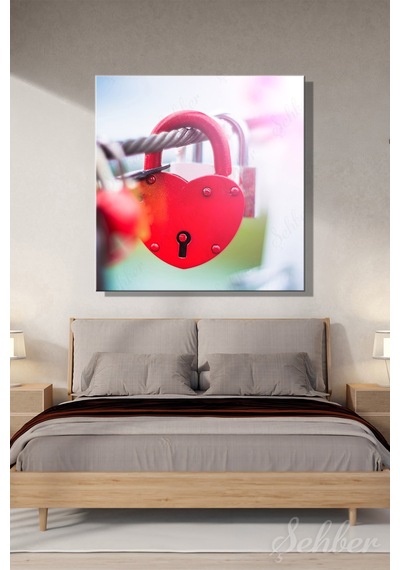 Parlak Kırmızı Renkli Kalp Şeklinde Romantik Bir Ask Kilidi Kare Kanvas Tablo Tekli 3960