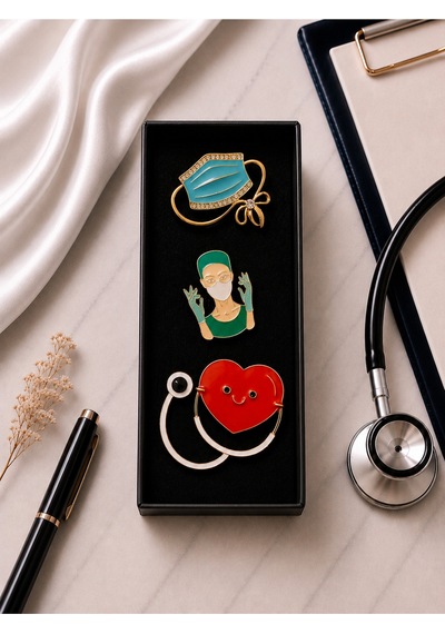 Doktor Temalı Premium Broş Seti Günlük Kombinlere Şık Dokunuş 4 Renkli