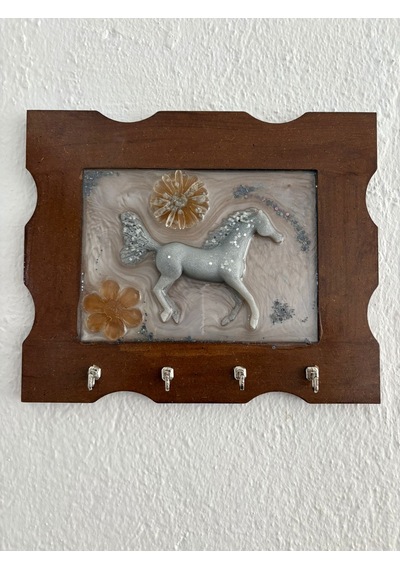 Pelince - Gümüş At Figürlü - Epoksi Ahşap Anahtar Askılığı Tek Ürün - Ebat : 24 X 29 Cm Ahşap