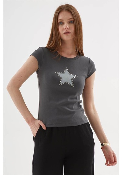 Fashion Friends Zımba Detaylı Baskılı %100 Pamuklu Antrasit Kadın T-shirt 25y0562k1 Antrasit Fashion Friends Zımba Detaylı Baskılı %100 Pamuklu Antrasit Kadın T-shirt 25y0562k1 Antrasit