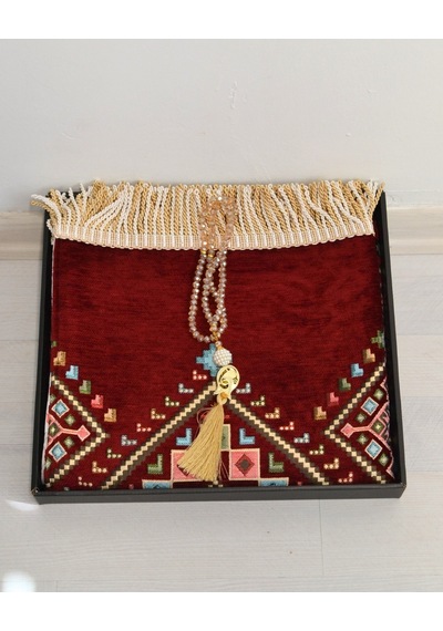 Hediyelik Seccade Tesbih Seti Kilim Desenli Kadife Astarlı Seccade, Kristal Tesbih Ve Özel Kutulu Lüks Hediye Seti Bordo Hediyelik Seccade Tesbih Seti Kilim Desenli Kadife Astarlı Seccade, Kristal Tesbih Ve Özel Kutulu Lüks Hediye Seti Bordo