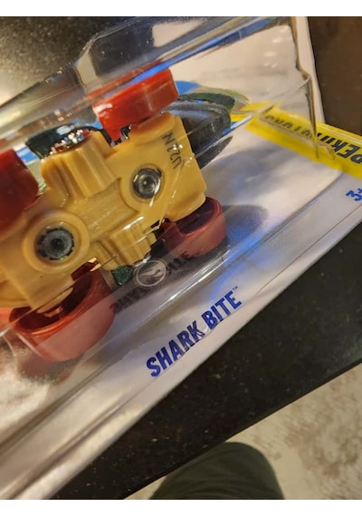 Hot Wheels 1/64 Shark Bite Th Treasure Hunt
