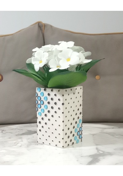 Vazoda Beyaz Yapay Çiçek Dekoratif Puanlı Poliresin Vazo Dahil 6 x 6 x 15 CM