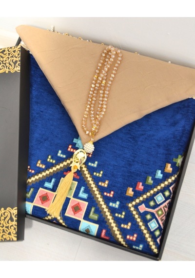 Çeyizlik Hediyelik Seccade Eşarp Tesbih Set Kilim Desenli Kadife Astarlı Seccade, Eşarp, Kristal Tesbih Özel Kutulu Lüks Hediye Seti Lacivert
