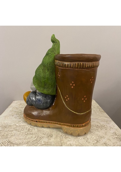Çizmede Oturan Gnome Cüce Saksı